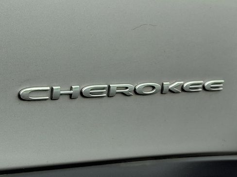 Used 2020 Jeep Cherokee Limited image 30