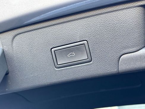 Used 2025 Volkswagen Atlas Cross Sport SE image 23