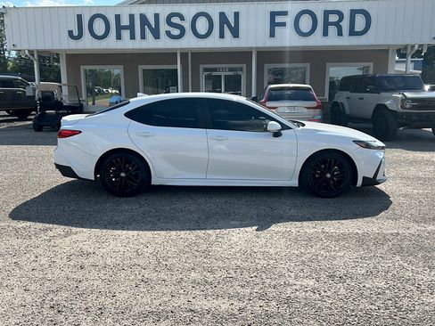 Used 2025 Toyota Camry SE FWD image 1