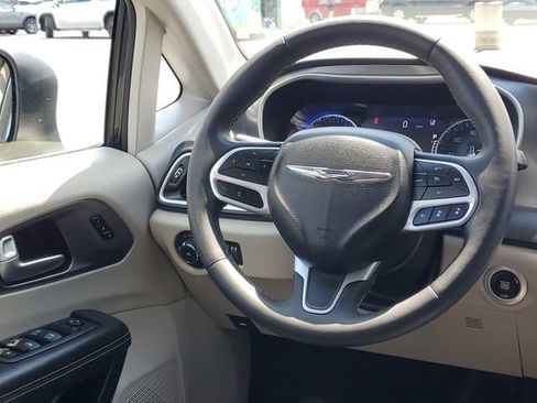Used 2023 Chrysler Pacifica Touring-L FWD image 29