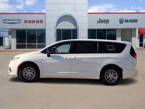 New 2026 Chrysler Pacifica Select image 3