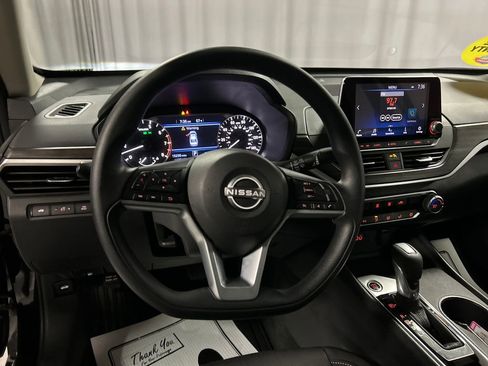 Used 2025 Nissan Altima 2.5 SV FWD image 13