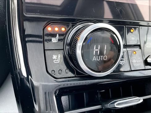 Used 2024 Toyota Highlander Platinum image 34