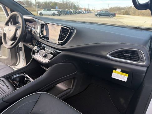 New 2026 Chrysler Pacifica Limited image 19