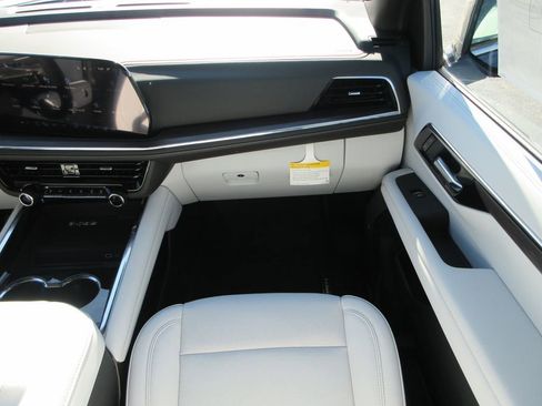 New 2026 Chevrolet Suburban Premier image 18