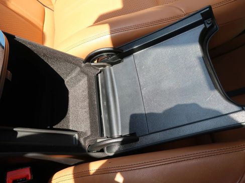 Used 2019 Jaguar XJ R-Sport RWD image 28
