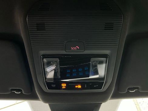 Used 2025 Volkswagen Atlas Cross Sport SE image 17