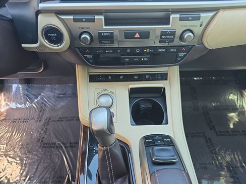 Used 2016 Lexus ES 300h w/ Luxury Package w/Wood Trim FWD image 27