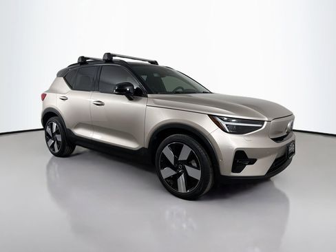 Used 2023 Volvo XC40 Recharge Ultimate image 3