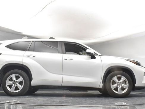 Used 2023 Toyota Highlander L image 37