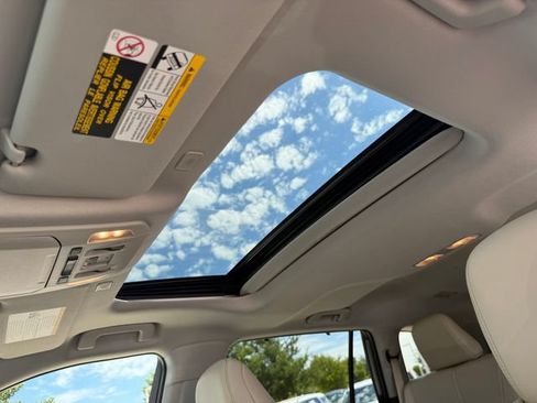 Used 2025 Toyota Highlander Limited FWD image 31