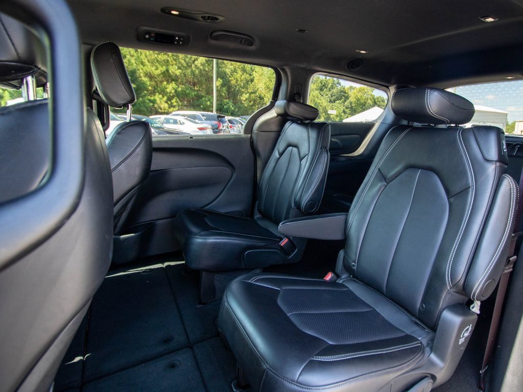 Used 2025 Chrysler Pacifica Select FWD image 10