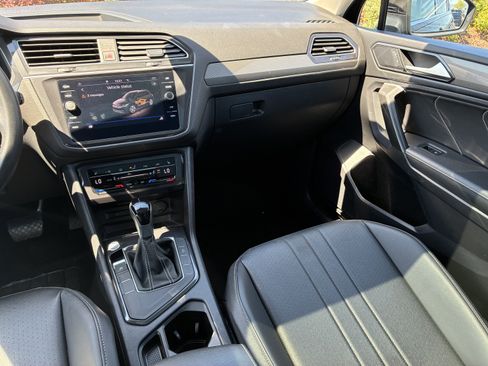 Used 2024 Volkswagen Tiguan SE image 19