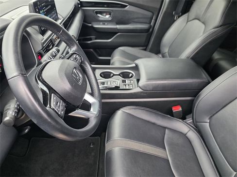 Used 2025 Honda Pilot Touring image 11