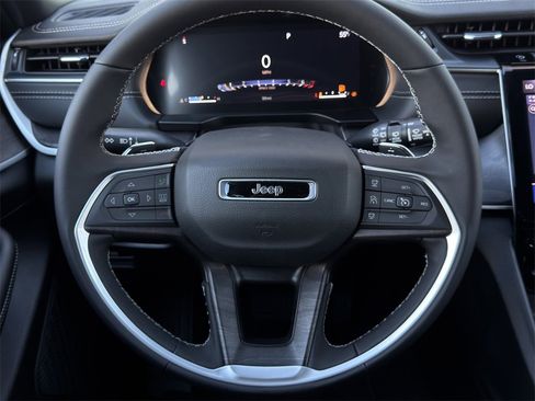 New 2025 Jeep Grand Cherokee Limited image 12