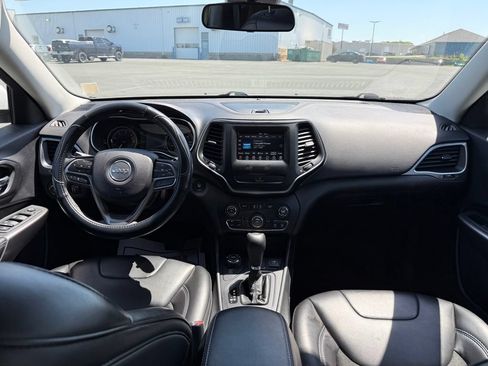 Used 2019 Jeep Cherokee Latitude Plus AWD/4WD image 13