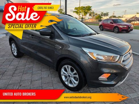 Used 2018 Ford Escape SE FWD image 1