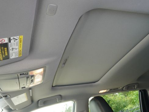 Used 2019 Toyota Highlander XLE FWD image 12