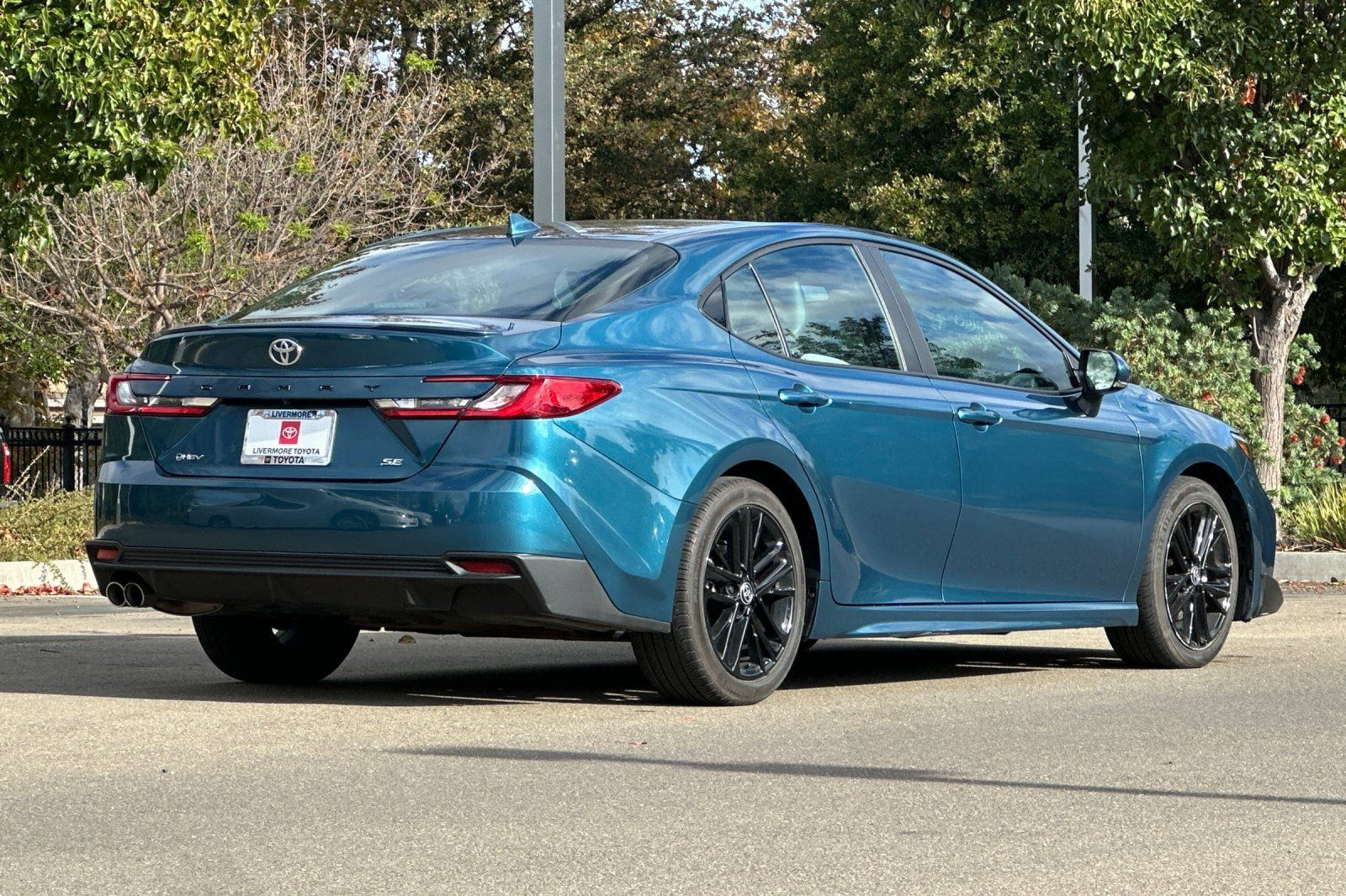 Used 2025 Toyota Camry SE FWD image 4