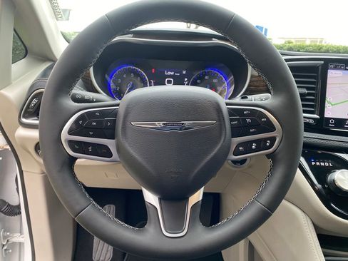 Used 2023 Chrysler Pacifica Limited FWD image 32