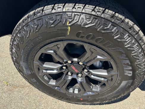 New 2025 GMC Canyon Elevation w/ Convenience Package image 17