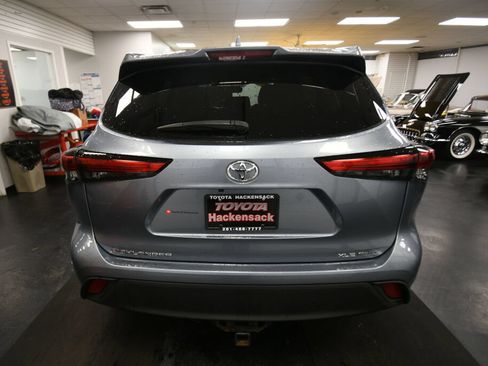 Used 2023 Toyota Highlander XLE AWD/4WD image 6