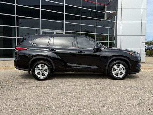 Used 2021 Toyota Highlander LE AWD/4WD image 2