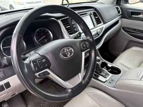 Used 2018 Toyota Highlander XLE AWD/4WD image 10