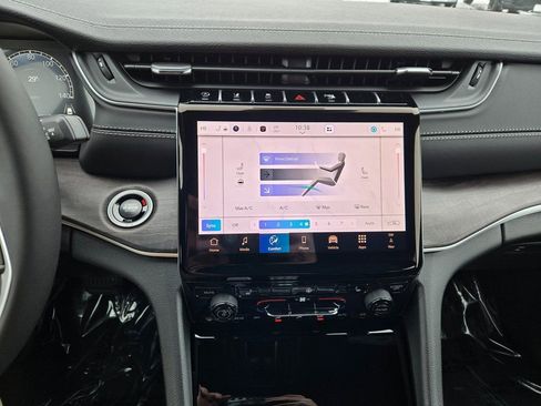 New 2025 Jeep Grand Cherokee Limited w/ Black Appearance Package image 21