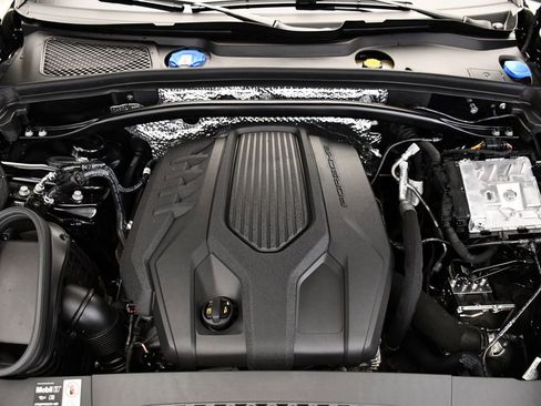 Used 2025 Porsche Macan image 10