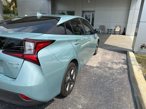 Used 2019 Toyota Prius XLE FWD image 3