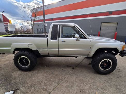 Used 1987 Toyota Pickup Deluxe AWD/4WD image 4