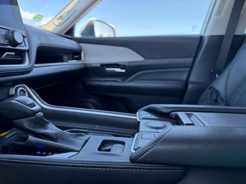 Used 2024 Toyota Grand Highlander AWD image 19