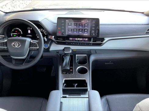 Used 2024 Toyota Sienna XSE w/ XSE Plus Package AWD/4WD image 7