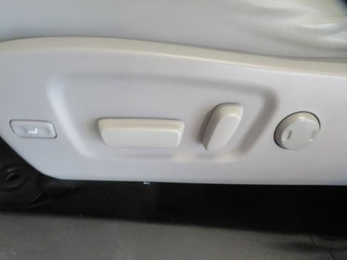 Used 2014 Toyota Highlander Limited image 16