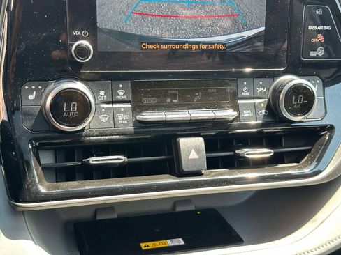 Used 2024 Toyota Highlander XLE AWD/4WD image 30