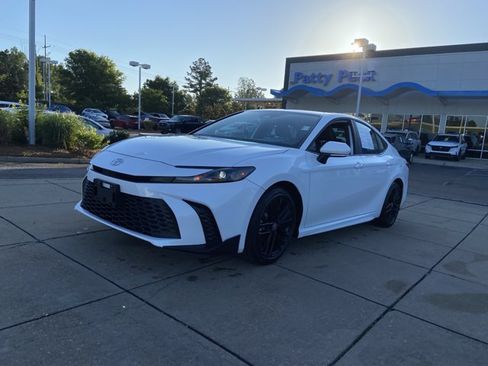 Used 2025 Toyota Camry SE FWD image 4