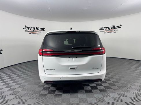 Used 2024 Chrysler Pacifica Limited image 10