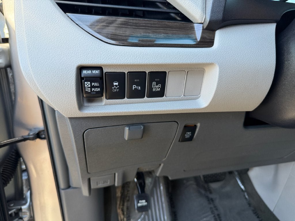 Used 2017 Toyota Sienna XLE w/ XLE Navigation Package FWD image 20