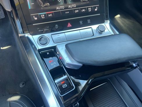 Used 2022 Audi e-tron Premium Plus w/ Premium Plus Package AWD/4WD image 23