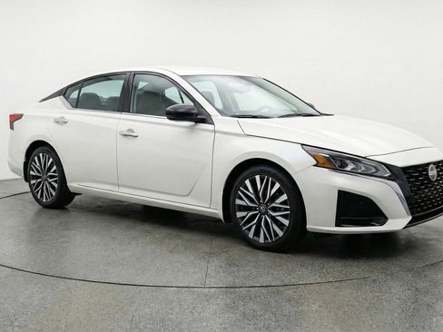 Used 2025 Nissan Altima 2.5 SV image 1