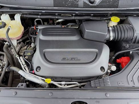 Used 2019 Chrysler Pacifica Touring-L FWD image 17