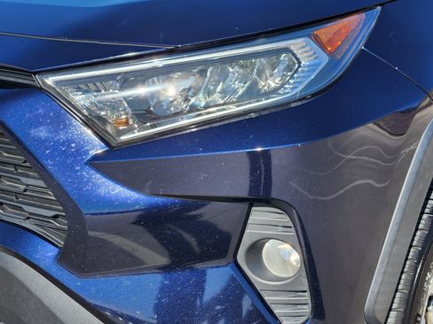 Used 2020 Toyota RAV4 XLE Premium image 9