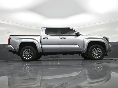 Used 2025 Toyota Tacoma Limited AWD/4WD image 28