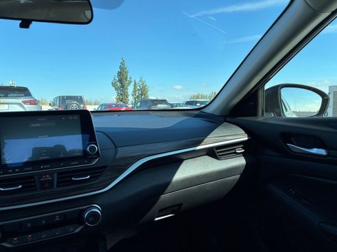 Used 2025 Nissan Altima 2.5 SV image 35