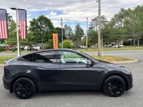 Used 2024 Tesla Model Y 2WD image 5