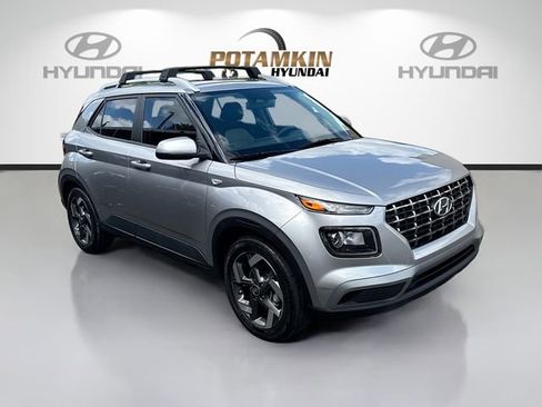 Used 2023 Hyundai Venue SEL image 3