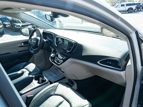 Certified 2024 Chrysler Pacifica Touring-L FWD image 39