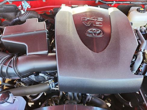 Used 2021 Toyota Tacoma TRD Off-Road w/ Technology Package image 15