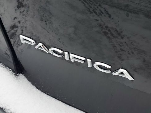 Used 2022 Chrysler Pacifica Touring-L image 6